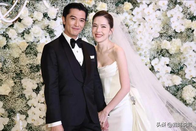 438人见证的梦幻婚礼	，3万白玫瑰不敌李靓蕾深V战袍