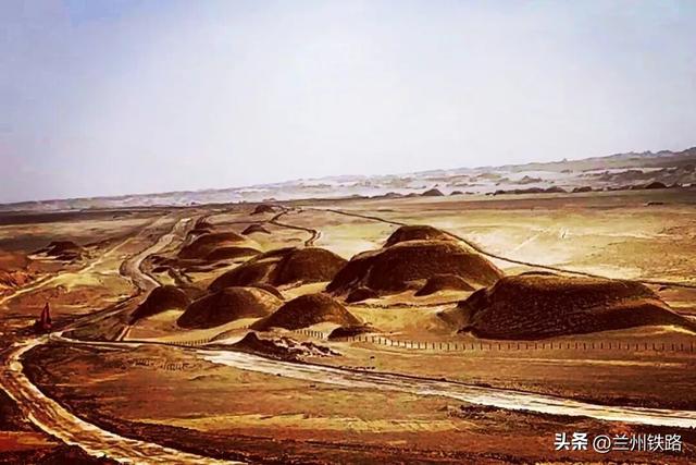 世界旅游日｜这条铁路可以赏童话般的西北秋景