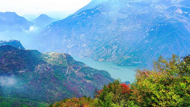 一江碧水，两岸红叶，静看三峡绚丽之秋