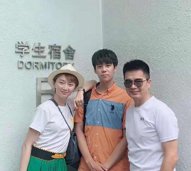 原来他是许亚军长子，神似前妻何晴	，如今名校毕业已成父亲的骄傲