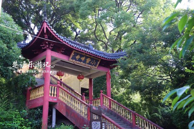 浙江宁波的小灵峰古道，连接着诸多古寺，不仅景美还很适合徒步