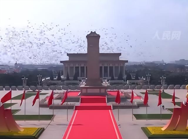 被央视怒批，摇头晃脑、德不配位，难怪阅兵从不邀请“流量”明星
