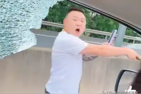 花臂小哥高速别车、持械砸车、录像！网友：自己实锤自己的狠人！图片