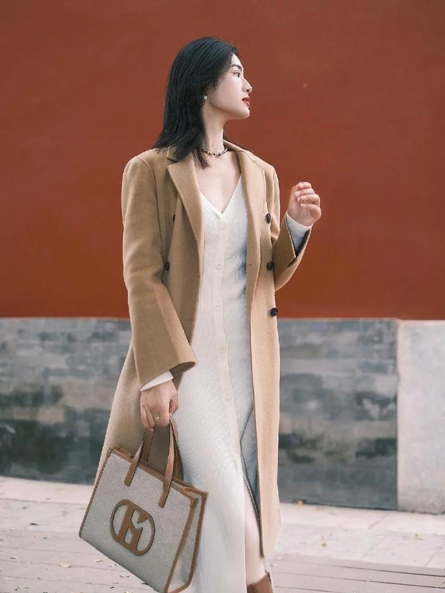 卡其色呢子大衣长裙气质