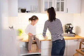 结婚第二年，婆婆突然瘫痪，老公让我全职在家照顾，这样好吗？图片