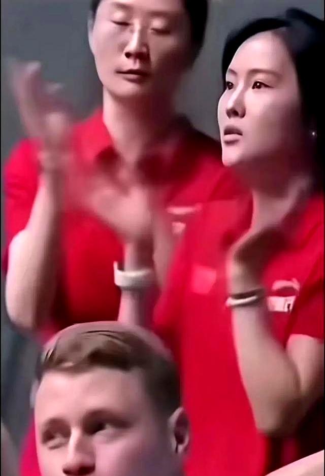 太感动的瞬间：全红婵低头找，陈若琳站起来挥 ，天衣无缝的默契