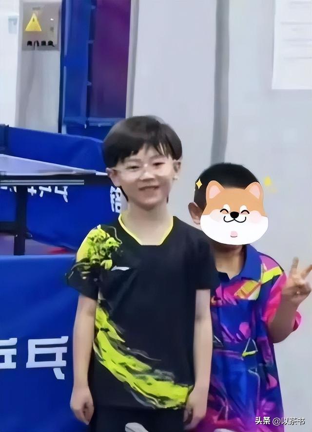 梁靖崑儿子太争气！子承父业获男单冠军奖状拿到手软，他亲自颁奖