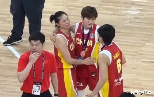 女篮离队第一人！宫鲁鸣也留不住，19+7+7比李梦还能打，可惜啊