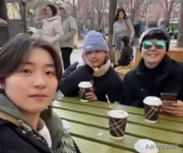 全红婵北京归队 与陈艺文司雅杰聚会 喝咖啡拍照笑容甜 欢声笑语不断