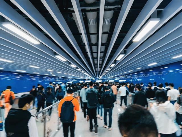 我们都被“预制人”坑惨了？你以为在讲道理，其实早就入局