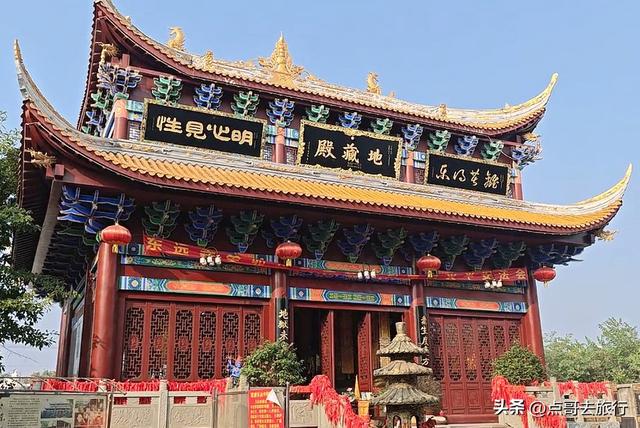 成都被严重低估的寺庙，大殿华丽庄重，让人吃惊不小，公交可直达