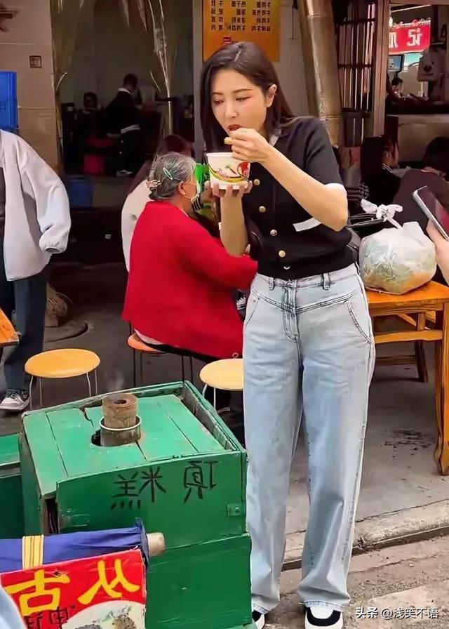 荆州偶遇曾黎！49岁依然惊艳，气质优雅，美貌不输少女！