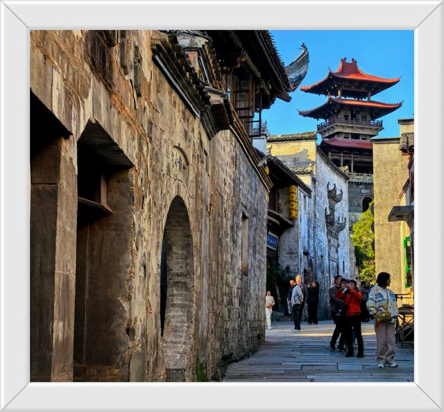 浸在烟火与诗意里的弦高古镇