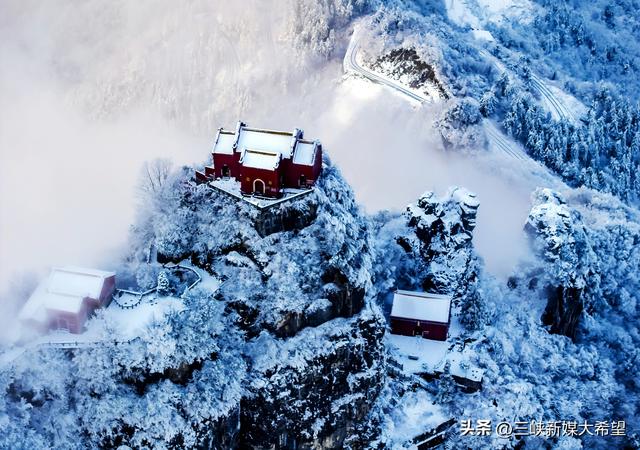 长阳天柱山迎2026年首场大雪云海美如仙境