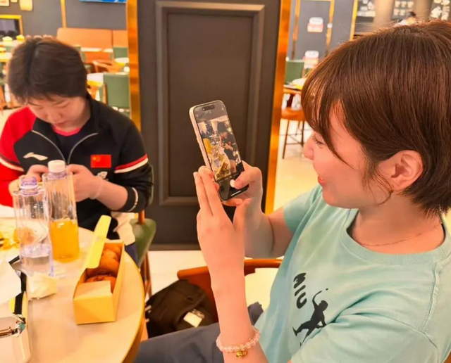 姐妹情深！蒯曼请平野美宇吃大餐，两人在中国大满贯赛开心相聚