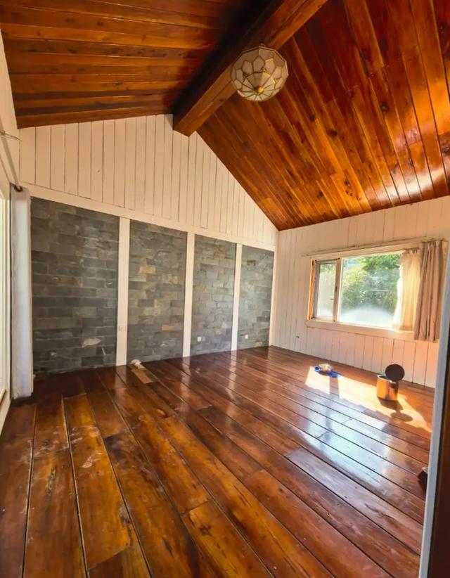 50岁龚琳娜独居深山，房子后面是一片坟地，离婚后养猫为伴不害怕