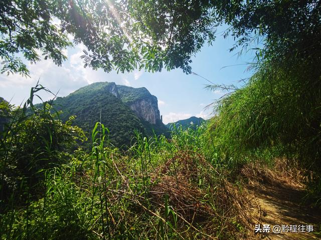 一个洞内烟云氤氲的躲匪洞，一个白练如幕的暗河瀑布