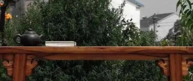 为何宾馆床尾都有一个凳子？原来这是古人发明的，叫“春凳	”