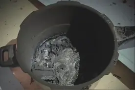 江西九江：一男子熬汤途中出门，忘记关火致锅烧干，邻居见男子家中冒烟赶紧报警图片