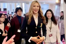 好自信！谷爱凌赴哈佛演讲，穿校服配黑丝，秀大长腿，青春洋溢图片