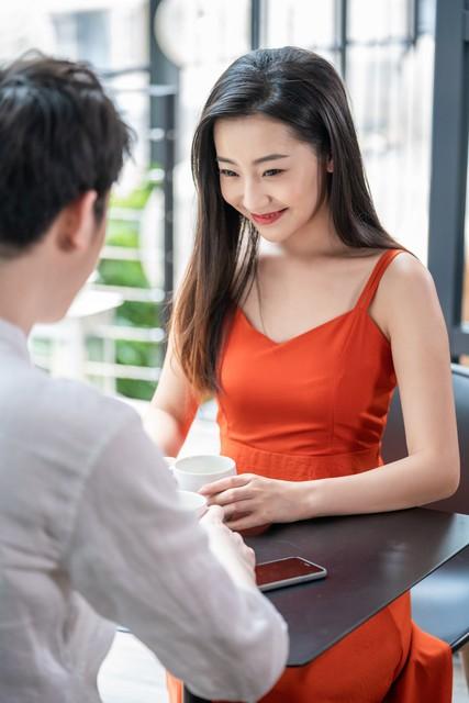 不用怀疑，女人有以下6个行为，就是生理性喜欢你，很准