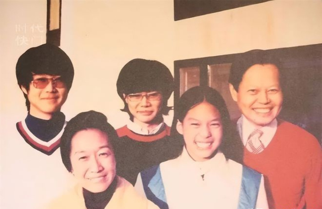 18年，杨振宁儿女从美国来看望父亲与翁帆，一家人在三峡其乐融融