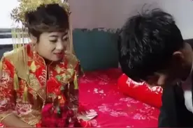 30 岁表哥头婚娶了54 岁的二婚富婆，婚礼上吻得难分难舍图片