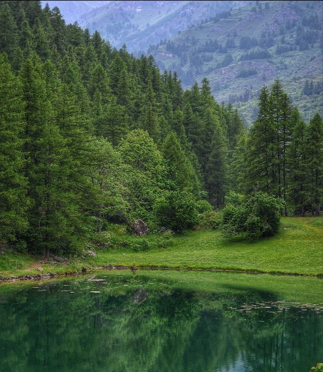 山上为什么会有流不完的水？是山顶一直在下雨吗？
