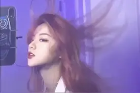 曾凭借甩头舞一夜爆红，千万粉丝网红“刀小刀”被带走调查，知情人回应图片