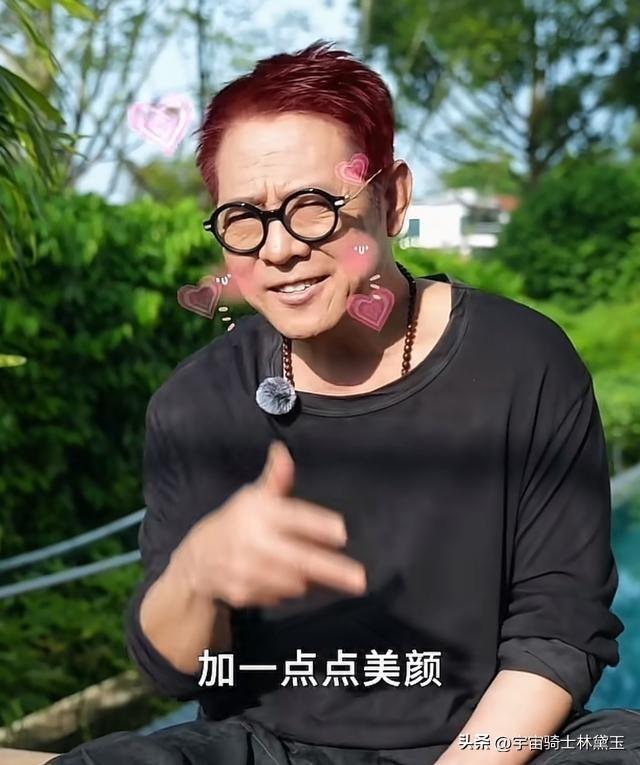 62岁李连杰带小女儿游九华山，不敢开美颜	，缩着脖子走路老态龙钟