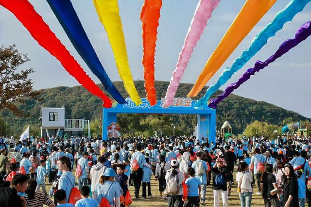 湖山暮色间，步履跃金秋，2025南北湖金秋暮光徒步大会完美收官。