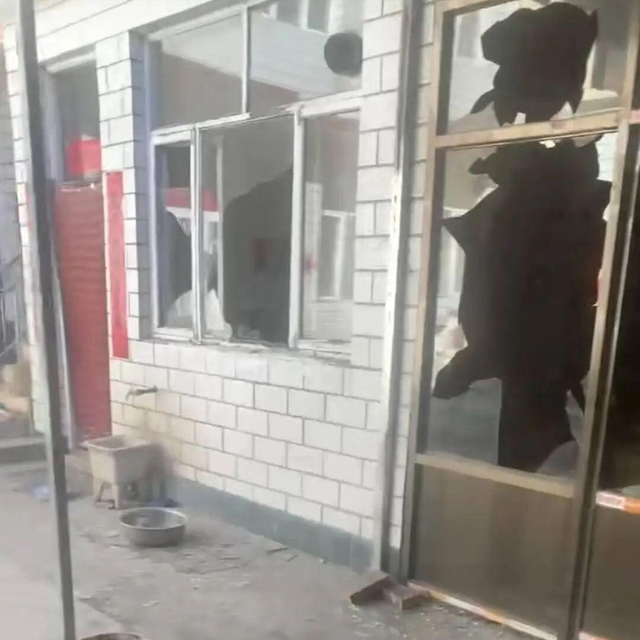 从摔狗到反杀，山西多人闯宅打砸致1死3伤，算不算防卫过当？