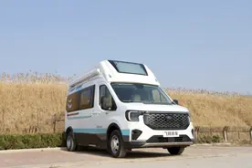 2.3T＋8AT，福特最新T8底盘打造的B型房车，内部还有2米大横床！图片