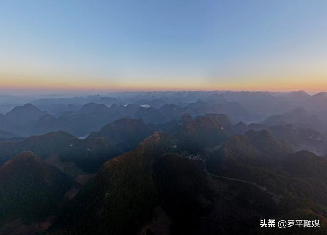 罗平：那色峰海景色美