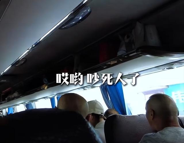 湖北小伙报老年旅行团，大妈在车上当众大便，全车被熏得捂鼻干呕