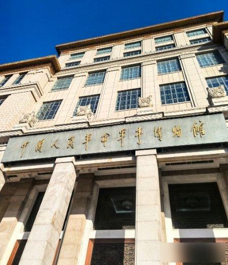 老人在北京军博偷摸文物被制止，他却语出惊人:我背它走完的长征
