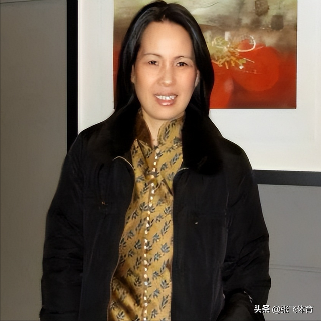 赖昌星妻子曾明娜现状，独居3000平老宅，做饭弄花草活成人生赢家