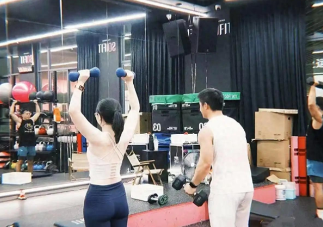 工行男高管举报妻子出轨后续：妻子正脸照曝光，小三男被扒很乱