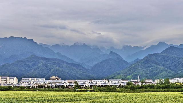 西安雨后云绕青山翠