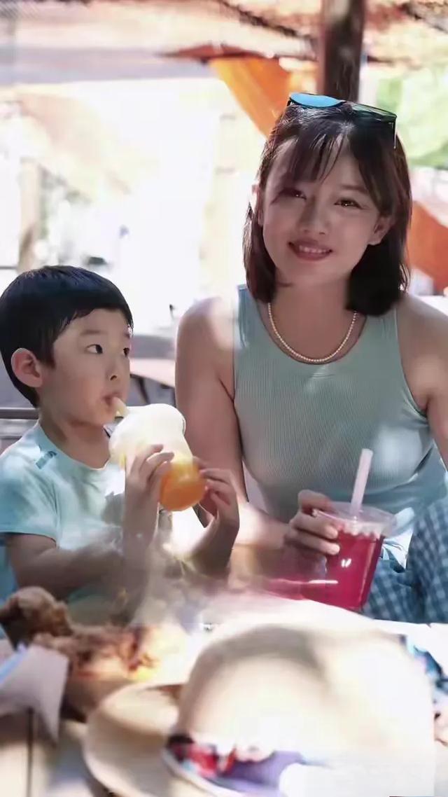 李七月周末遛娃，浅蓝无袖上衣配亲子时光，温馨又松弛