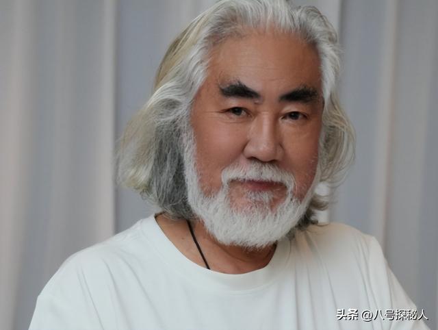 74岁张纪中“服老”了，剃胡须染黑发年轻20岁，和杜星霖更般配