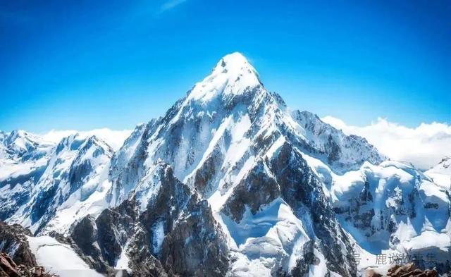 一对夫妻攀登珠峰，妻子被遗弃山顶，1年后竟在山顶发现丈夫遗体