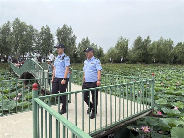 “警”色相伴，畅行千鹤岛——肇东公安护游赏荷观鸟文化主题活动
