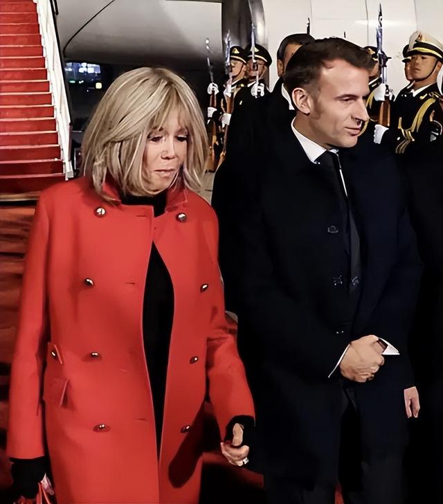 72岁布里吉特真洋气	，红大衣配高跟鞋美翻了，挽着马克龙胳膊好甜