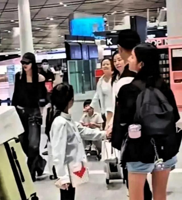 汪峰机场20秒紧抱新欢，女儿低头瞬间让人心疼，路人反应绝了