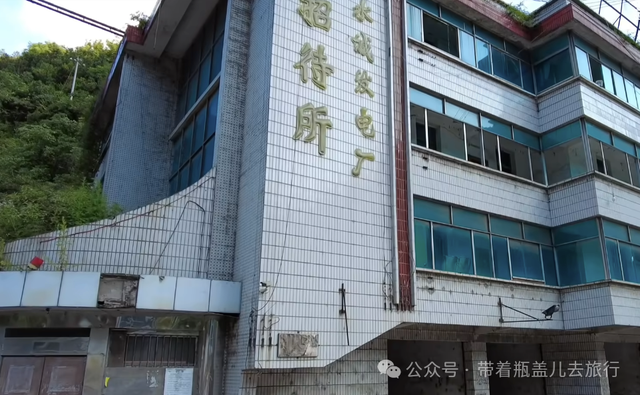 贵州大山中的“鬼城”，繁华热闹堪比县城，20年前为何上万人搬离