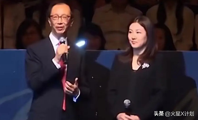 恩爱了23年，73岁的梁锦松开始衰老萎缩，47岁的伏明霞正绚烂如花