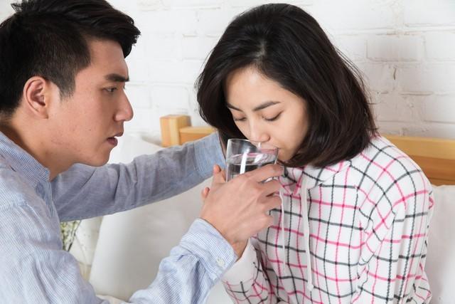 叔叔，我妈让你上去坐坐，8岁女孩对我说，她妈妈是单身女邻居