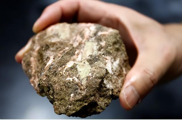 中美会谈结束，特朗普表态，美财长：中国稀土限制，将推迟一年