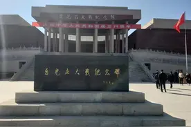 台儿庄战役，为何只有李宗仁能指挥这么多杂牌军？换别人不行吗图片
